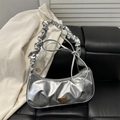 Borsa a mezzaluna plissettata argento metallizzato con fiocchi e tracolla sottile - Argento