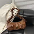 Braune geraffte Leder-Cloud-Bag mit Schleifengriff und verstellbarem Gurt in Glanzoptik - Braun