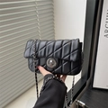 Borsa a tracolla trapuntata nera con catena argento e chiusura a girello in metallo - Nero