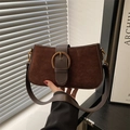Braune Unterarmtasche in Wildleder-Optik mit goldener Schnalle und Schultergurt - Braun