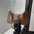 Bolso de hombro elegante en cuero marrón con gran hebilla plateada y silueta curva moderna - Marrón