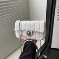 Borsa a tracolla bianca trapuntata con catena argentata e chiusura a girello rotonda - Bianco