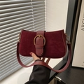Elegante weinrote Wildleder-Achseltasche für Damen mit stilvoller goldener Schnalle - Rot