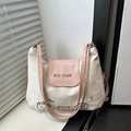 Detail van canvas draagtas met AITU STUDIO flap en schattig geborduurde beer - Roze Zonder Hanger