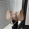 Bolso baguette beige minimalista de cuero mate con hebilla plateada grande y elegante - Caqui