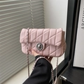 Borsa a tracolla in pelle trapuntata rosa con chiusura a scatto in metallo argento - Rosa