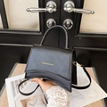 Elegante borsa nera a tracolla con dettagli dorati e scritta FASHION & BAGS - Nero