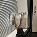 Silberne Tote Bag im chinesischen Stil mit Schmetterlingsdrucken und Quastenanhänger - Silber