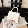 Elegante borsa bianca in pelle PU con base ad arco e scritta oro su marmo - Bianco