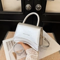Borsa a tracolla a clessidra argento in pelle PU metallizzata con manico e scritte moda - Argento