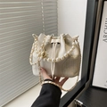 Sac seau brodé crème avec poignée en perles et bandoulière dorée dans un cadre élégant - Blanc