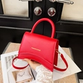 Borsa a tracolla in pelle rossa con base curva e dettaglio testo 'FASHION & BAGS' oro - Rosso