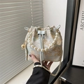 Sac seau bleu à motif floral oriental avec anse en perles et bandoulière chaîne - Bleu