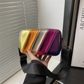 Borsa a tracolla a righe arcobaleno in pelle metallizzata colorata con tracolla larga - Nero