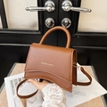 Sac à main sablier chic marron caramel en cuir lisse avec détails texte dorés - Marron