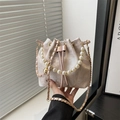 Sac seau en jacquard rose avec poignée en perles et chaîne dorée au style élégant - Rose