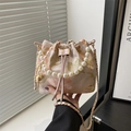 Sac seau en soie avec broderie florale, poignée perle et bandoulière chaîne dorée - Grande Fleur Rose