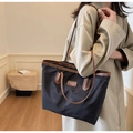 Schwarze Shopper-Tasche mit braunen Ledergriffen und Markenlogo-Aufnäher - Schwarz & Kaffee