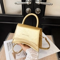 Sac sous le bras minimaliste doré avec base incurvée et fine bandoulière femme - Or