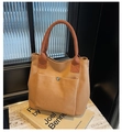 Detalle de bolso de lona camel con asas trenzadas y bolsillo con botón plateado - Marrón