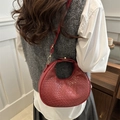 Schicke weinrote gewebte Hobo-Schultertasche mit Halbmond-Design und verstellbarem Gurt - Rot