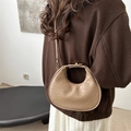 Minimalistische beige gewebte Halbmond-Umhängetasche mit goldenen Metallbeschlägen - Khaki