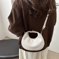 Weiße Hobo-Tasche mit Kroko-Prägung, getragen als stilvolle Umhängetasche für Damen - Weiß