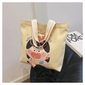 Nahaufnahme von niedlicher Cartoon-Mädchen-Illustration und HELLO-Druck auf gelber Segeltuchtasche - Rosa Sonnenbrille Boba Tee Mädchen Stil / Gelb