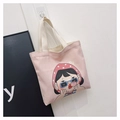 Detailansicht der rosa Segeltuchtasche mit Cartoon-Motiv und robusten Tragegriffen - Sonnenbrille Kaugummi Mädchen Stil / Rosa