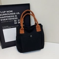 Minimalistische schwarze Canvas-Einkaufstasche mit orangefarbenen Trägern und Tasche - Schwarz
