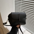 Bolso bandolera negro minimalista de piel sintética con solapa y herrajes dorados - Negro