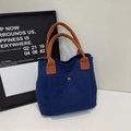 Dunkelblaue Canvas-Tragetasche mit orangefarbenen Griffen und praktischer Tasche vorne - Blau