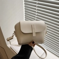 Bolso bandolera beige minimalista de piel lisa con correa de hombro delgada y fina - Blanco
