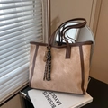 Khaki Tragetasche mit dunkelbraunem Rand und Tennisschläger-Anhänger für den Alltag - Rosa