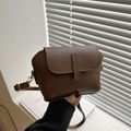 Bolso bandolera de ante marrón oscuro con herrajes dorados y diseño de concha - Marrón