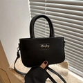 Elegante mattschwarze Lederhandtasche für Damen in minimalistischer rechteckiger Form - Schwarz