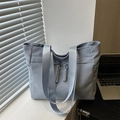 Borsa tote minimalista in nylon azzurro con tracolla larga per pendolari - Blu
