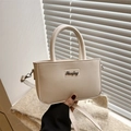 Cremefarbene minimalistische quadratische Handtasche mit Silberlogo, Griff und Umhängeriemen - Weiß