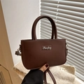Dunkelbraune rechteckige Handtasche mit silbernem Logo und Doppelgriffen für Damen - Braun