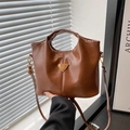 Borsa a secchiello in pelle marrone con logo triangolare dorato e manico superiore - Marrone