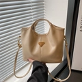 Secchiello chic in finta pelle beige con placca a triangolo oro e tracolla - Cachi
