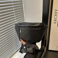 Sac de poitrine en cuir tressé noir pour homme avec bandoulière réglable et boucle - Noir