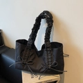 Bolso tote de tela negra con asas fruncidas y detalles de lazo con pespuntes en contraste - Negro
