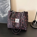Grande borsa tote in tela nera con stampa a ciliegie e tracolla a catena chic - Nero