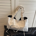 Sac fourre-tout plissé blanc avec nœuds et poignée froncée sur fond artistique - Blanc Cassé