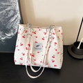 Borsa tote in tela beige con stampa a ciliegie e tracolla a catena argento - Bianco