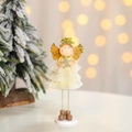 Detailansicht der cremefarbenen Weihnachtsengel-Figur mit Fransenrock und goldenen Flügeln - Goldener Pentagramm Stehender Engel