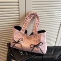 Bolso tote plisado rosa con detalles de lazos negros y asas con volantes - Rosa