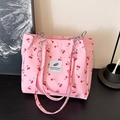 Borsa tote in tela rosa con stampe di ciliegie e tracolla a catena in metallo - Rosa