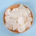 Pierres de cristal blanc naturel présentées dans un plateau rond en bois pur - Style Brut Naturel (Grand)